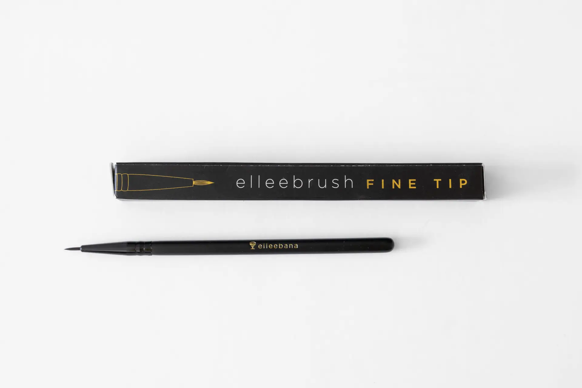 Ellebrush Fine Tip on tarkkakärkinen sivellin monenlaiseen työskentelyyn. Täydellinen voiteiden ja värin tarkkaan levitykseen ripsille sekä kulmille.