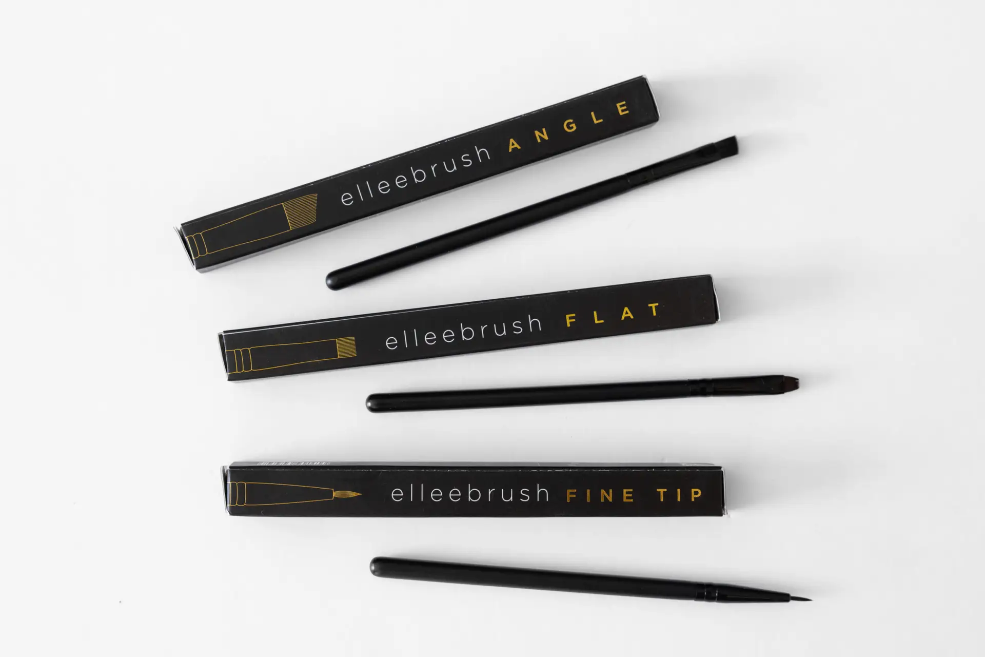 Elleebana sivellinsetti, joka sisältää kaikki kolme laadukkaasta synteettisestä kuidusta valmistettua Elleebrush-sivellintä: angle, fine & flat tip.