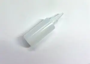 Muovinen 100ml nokkapullo auki kierrettävällä korkilla.